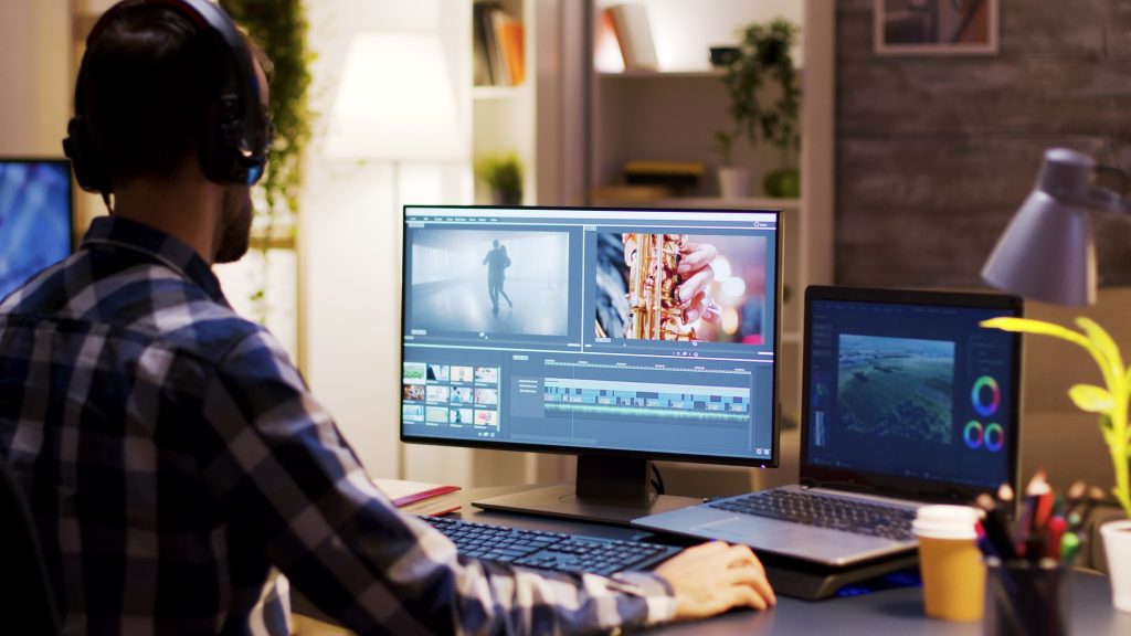Servicios 5 Film maker pointing at the monitor in home office